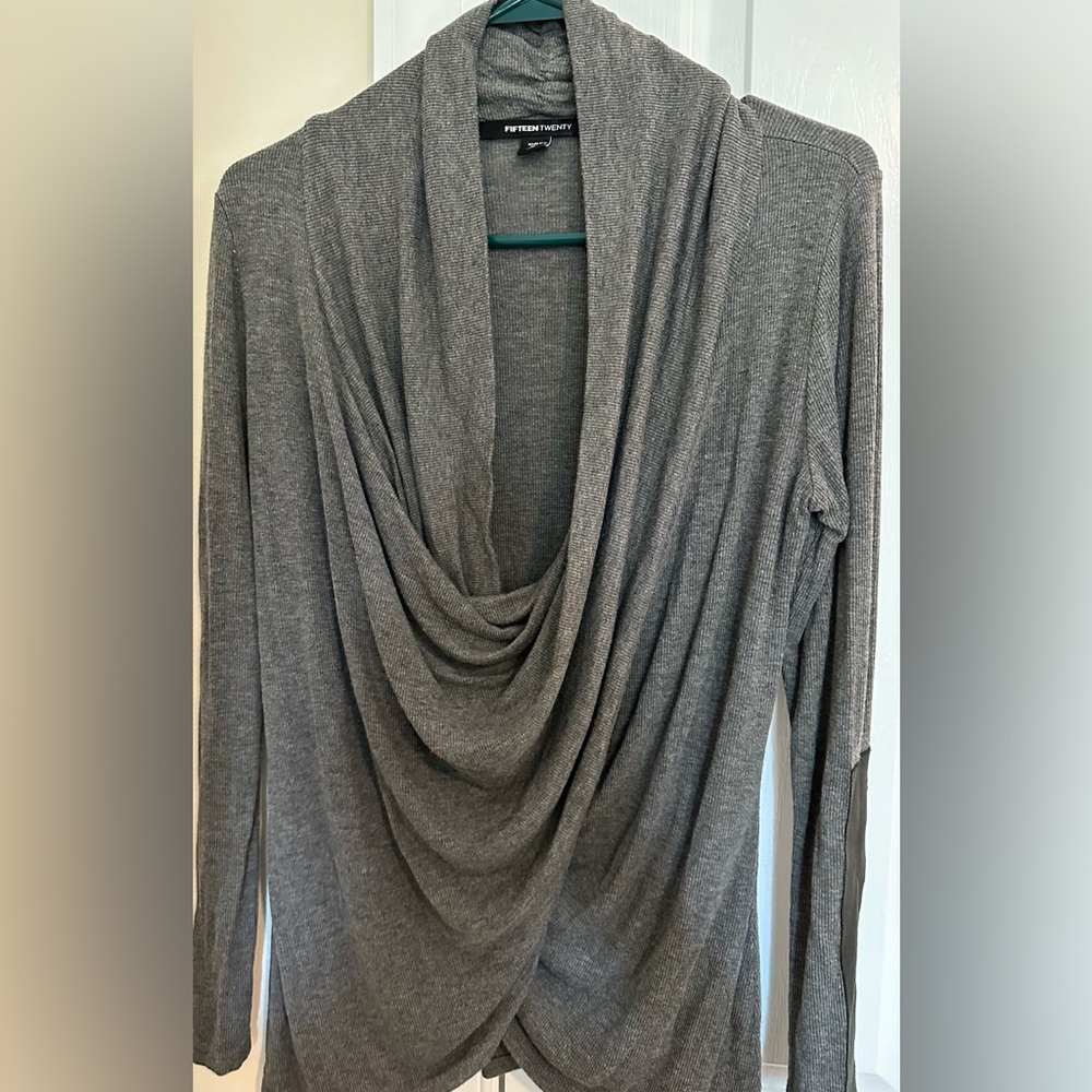 Fifteen twenty women’s gray scoop neck long sleeve top XS‎ w/black leather trim